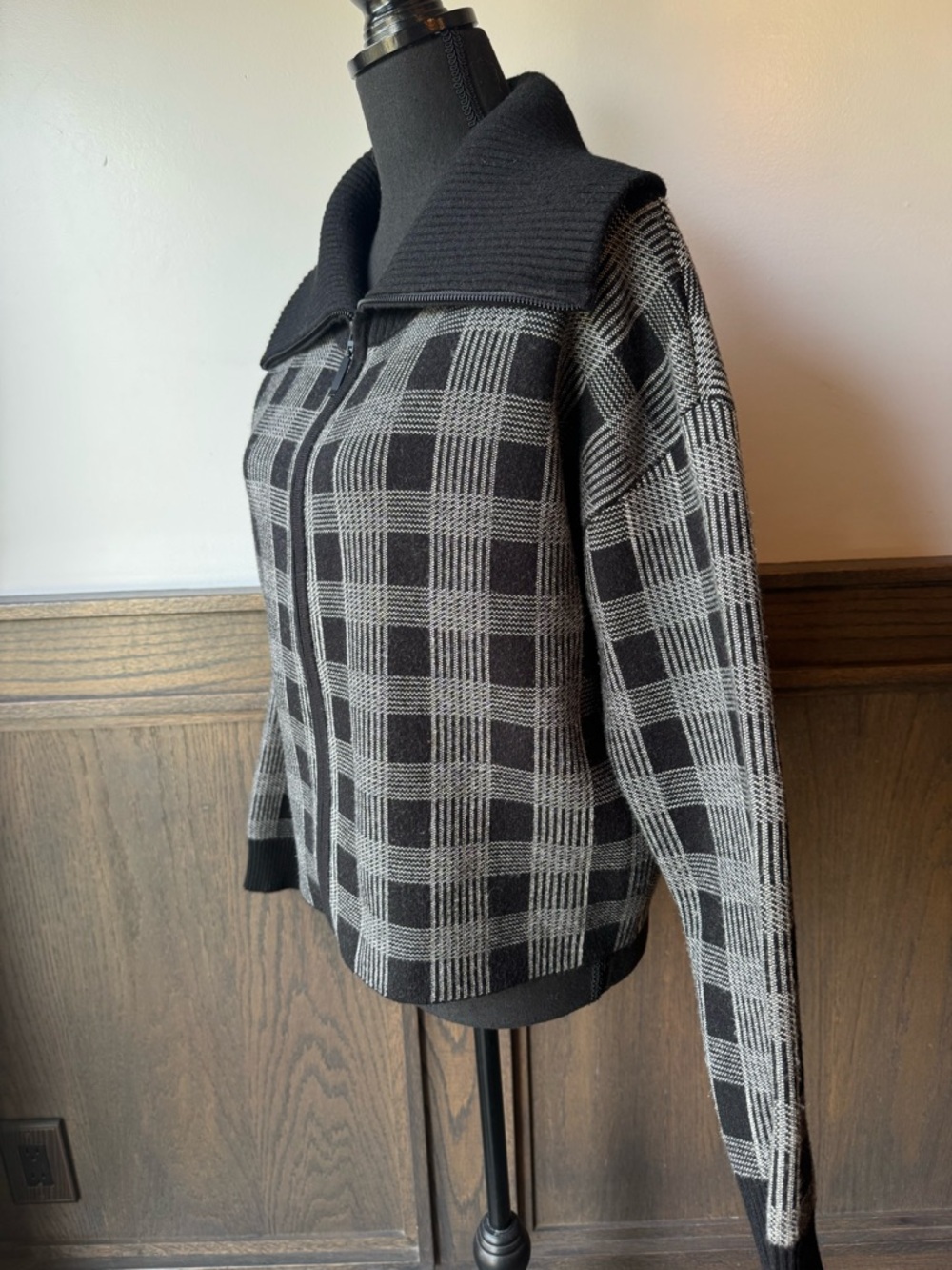 Max Studio Black and gray plaid Ribbed Knit zip up Jacket Large EUC - Picture 2 of 8